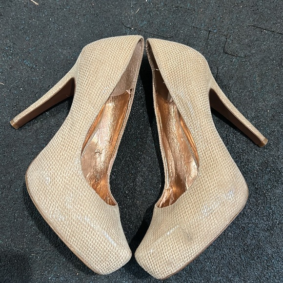 BCBGeneration taupe faux snake skin high heel size 7 (37) - Picture 3 of 5